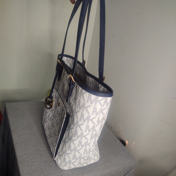 MICHAEL Kors Jet Set Large Snap Pocket
Tote Blue - Picture 6 of 8